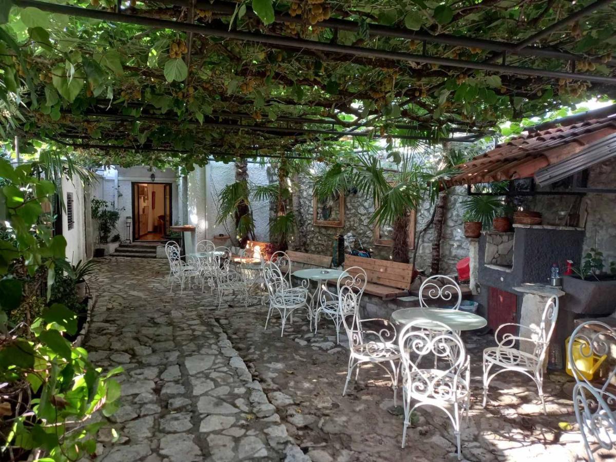 Heart Of Old Town Guesthouse พอดโกริกา ภายนอก รูปภาพ
